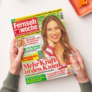 Aufgeschlagene Zeitschrift „Fernseh Woche“ mit rotem Titelbereich und dem Text „TV-Programm vom 22. bis 28.8.2026 Heimat-TV: Ihr SWR extra groß!“. Das Cover zeigt eine lächelnde weibliche Person mit langen braunen Haaren sowie Überschriften wie „Rezepte, die den Sommer verlängern“, „Mehr Kraft in den Knien“ und „Der Check für Ihren Kleiderschrank“; zwei Hände halten die Zeitschrift vor weißem Hintergrund, oben rechts liegt ein orangefarbenes Heft.
