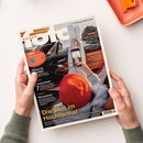 Schräg liegendes, glänzendes Fotomagazin „foto“ mit dem Schriftzug „MAGAZIN“ und „DIE GANZE WELT DER FOTOGRAFIE“, von zwei Händen gehalten. Das Cover zeigt eine fotografierende Person mit Smartphone, weißen Schuhen und einem roten Ball; lesbare Titel: „Die Welt im Hochformat“, „Festbrennweite Sigma 1,4/35 mm DG II Art?“, „Monitor BenQ PD270U“ und „Smartphone Sony Xperia 1 VII“.