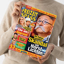 „Freizeit Spass“-Rätselmagazin mit rotem, gelbem und blauem Cover, schräg von oben fotografiert und von einer Person im beigefarbenen Strickpullover gehalten. Sichtbare Texte: „7 Seiten Extra“, „Lieblings-Pasta für Genießer“, „Ehe am Abgrund“, „Skandal um Horst Lichter“, „53 Super-Rätsel“ sowie „Das größte Rätsel-Magazin“; abgebildet sind mehrere Frauen und Männer, darunter Horst Lichter mit Brille und grauem Schnurrbart.