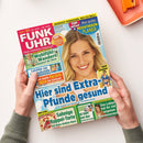 Schräg gehaltene, glänzende Zeitschrift „FUNK UHR – MEIN FERNSEH-MAGAZIN“ mit einer lächelnden blonden Frau auf dem Titelbild, zwei Händen an den Seiten und orangefarbenem Gegenstand im oberen rechten Bildbereich. Sichtbare Texte: „JEDERZEIT FERNSEHEN, WIE ICH WILL!“, „Mein großer MEDIATHEKEN-PLANER“, „Wohlfühl-Wandern“ und „Hier sind Extra-Pfunde gesund“.
