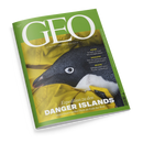 Schräg fotografiertes GEO-Magazin mit grünem Rand und schwarzem Hintergrund. Auf dem Cover sind ein schwarz-weißer Pinguin vor gelber Kleidung sowie die Texte „AUGUST 2025“, „DIE WELT MIT ANDEREN AUGEN SEHEN“, „KÄFER“, „SOKRATES“, „MEXIKO“ und der Titel „Expedition zu den DANGER ISLANDS – Deutschlands weißer Fleck am Ende der Welt“ zu erkennen.