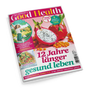 Schräg fotografiertes Cover der Zeitschrift „Good Health“ mit pinkem Titelbalken, zwei roten Drachenfrüchten, davon eine angeschnitten mit weißem Fruchtfleisch und schwarzen Kernen, sowie gelben Beeren. Eine weibliche Person in weißem Oberteil und grüner Hose ist in einem runden Naturfoto abgebildet; sichtbare Texte: „Endlich schmerzfrei!“, „Japan-Workout“, „12 Jahre länger gesund leben“ und „Kraftpaket Brokkoli“.