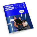Schräg fotografiertes, blaues Magazincover „Harvard Business Manager“ mit weißer Schrift und den Texten „Produkte: Wie Game Boy und Crocs zu Ikonen wurden“, „Künstliche Intelligenz: Warum Ikea Chatbots umgarnt“, „Marketing: Zahlen sich immersive Erlebnisse aus?“ und „Selbstmanagement: Wann es Zeit ist, Prioritäten neu zu setzen“. Darunter zwei männlich dargestellte Personen, eine mit weißem Gerät am Kopf; Sprechblasen enthalten „Jetzt gib schon auf…“ und „Nö.“, unten steht „Verhandeln am Limit“.