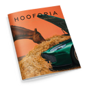 Schräg dargestelltes Magazin „HOOFORIA“ mit orangefarbenem Titelbild: Ein braunes Pferd ragt links aus goldbraunem Heu neben der Front eines grünen Sportwagens; darüber ist ein schwarzer Fahrzeug- oder Karosserieteil sichtbar. Aufschrift: „