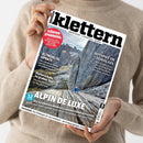 Eine Person in beigefarbenem Strickpullover hält ein schräg ausgerichtetes Magazin aus glänzendem Papier. Das Cover trägt den Titel „Klettern“ und die Texte „Abenteuer | Lifestyle | Sport“, „Körper-Spannung“, „Altmühltal Update“, „Hotspot im Himalaja“, „Kletterschuhe im großen Test“ sowie „Alpin Deluxe“ vor einer Felslandschaft mit kletternder Person.