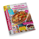 Schräg fotografiertes Cover der Zeitschrift „Kochen & Genießen“ mit großem Titel „Was für ein Tomaten-Traum!“ und Aufmachern wie „Schnell & köstlich: Airfryer-Rezepte“, „Erntefrisch & fruchtig: Sommerkuchen“ und „Gratis-Extra: Aus dem Garten direkt ins Glas!“. Im Mittelpunkt steht eine Auflaufform mit gefüllten Rouladen in Tomatensoße, daneben eine Hand; zusätzlich sind Kuchen, Küchenmotive und Rezeptbilder abgebildet.