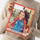 Schräg gehaltenes Magazin „eltern & erziehen – Das Eltern-Magazin“ mit rotem Rand und dem Titel „Hallo Schule“. Auf dem Cover ist ein lachendes Kind mit braunen Haaren, rot gepunktetem Rucksack und blauer Latzhose abgebildet; das Magazin wird von einer Person in beigem Strickpullover gehalten. Sichtbare Themen: „Selbstfürsorge“, „Reise nach Marokko“, „Familienfrieden“ und „Aufs Bauchgefühl hören“.