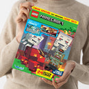 Person im beigefarbenen Strickpullover hält ein schräg fotografiertes, farbenfrohes LEGO-Minecraft-Comicmagazin mit grünem Cover. Sichtbare Texte: „COMIC SPECIAL“, „HIT ORIGINAL LEGO SET!“, „LEGO“, „MINECRAFT“, „ZWEI TOLLE COMICS!“, „EIN WILDER TRIP DURCH VERSCHIEDENE DIMENSIONEN!“, „MUTPROBE IM NETHER!“, „COOLE AKTIONEN“ und „20 SEITEN CRAFT INHALT“; abgebildet sind Minecraft-Figuren und eine brennende Blocklandschaft.