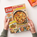 Schräg gehaltene Kochzeitschrift „LISA kochen & backen“ mit rotem und gelbem Titel, Rezeptfotos sowie dem Text „Einfache Rezepte, die alle begeistern“, „One Pot Süßkartoffel-Topf mit Hackbällchen“ und „30-Minuten-Hits“. Zwei Hände einer nicht näher bestimmbaren Person halten das Heft; oben rechts liegen ein orangefarbenes Tablett und ein orangefarbener Gegenstand.