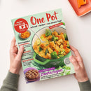 Kochzeitschrift „meine Familie & Ich“ mit dem Titel „One Pot“ und den Aufschriften „schnell • lecker • aus einem Topf“ sowie „Neue Rezepte!“. Das Cover zeigt ein One-Pot-Gericht mit Hähnchen, Brokkoli, Süßkartoffeln und weiterem Gemüse, dazu Hinweise auf „Sommerküche“ und „Traumhafte Kuchen – Zwetschgen“; zwei Hände halten das Heft vor hellem Hintergrund.