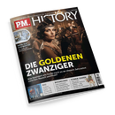 Schräg fotografiertes Magazincover „PM HISTORY“ auf schwarzem Hintergrund mit einer weiblichen Person im Stil der 1920er-Jahre, Perlenkette, Stirnband und Zigarettenspitze vor einer dunklen Tanzszene. Sichtbare Texte: „Europas größtes Monatsmagazin für Geschichte“, „Die goldenen Zwanziger“, „Mehr als nur Muster“, „Buchkunst“ und „Tomoe Gozen“.