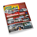 Schräg fotografierte Zeitschrift „pro mobil“ mit rotem und gelbem Cover, mehreren weiß-grauen Reisemobilen und Wohnmobilen in verschiedenen Größen sowie schwarzen Textfeldern. Lesbare Texte: „Neuheiten 2021“, „Über 50 Camping- und Stellplätze“, „Großes Caravan-Salon-Spezial“, „Ratgeber & Zubehör“, „Lithium-Akkus im Test“ und „Deutschland & Schweiz“.