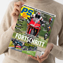 Person ohne sichtbares Gesicht hält ein schräg fotografiertes Motorradmagazin mit grün-gelbem Cover in beiden Händen; getragen wird ein beigefarbener Strickpullover. Lesbare Texte: „PS Sport Motorrad magazin“, „Zonkos Erfahrungen: Wie ich Motorradjournalist wurde“, „Fortschritte“, „Edelbike BOT-Ducati 900 SS“, „Premiere KTM 790 Duke“, „Reportage Flat-Track in Deutschland + Historie“ und „Feine Zweitakt-Renner“; mehrere Motorräder und motorisierte Personen sind abgebildet.