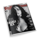 Schwarz-weißes Rolling-Stone-Magazincover, schräg von oben fotografiert, mit einer weiblichen Person mit langen dunklen Haaren und Zigarette im Mund. Sichtbare Texte: „Popkultur & mehr“, „Exklusiv MUSE Interview mit Matt Bellamy“, „Das Leben nach ‚Brat‘ – drei Tage mit CHARLI XCX“, „Die 50 besten Pop-Alben“ sowie „Phoebe Bridgers“, „Sting“, „James Ford“ und „Kanye West“.