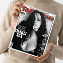 Eine Person im cremefarbenen, grob gestrickten Pullover hält eine schräg ausgerichtete Zeitschrift vor hellem Hintergrund. Auf dem Cover stehen „Rolling Stone“, „Popkultur & mehr“, „Wie war der Festival-Sommer?“, „August 2026“ und „Exklusiv: MUSE – Interview mit Tate Bellamy“; das Schwarz-Weiß-Foto zeigt eine weibliche Person mit langen dunklen Haaren und Zigarette, daneben „CHARLI XCX“, „Die 50 besten Pop-Alben“ und „Phoebe Bridgers“.