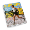 Schräg fotografiertes Cover der Laufzeitschrift „RUNNER’S WORLD“ mit dem Untertitel „DAS GRÖSSTE LAUFMAGAZIN DER WELT“. Eine weibliche Person läuft in weißem Tanktop, schwarzer Shorts und grauen Laufschuhen über einen steinigen Weg; sichtbare Texte: „Minimales Training, maximaler Effekt“, „Diese Salate machen wirklich schneller“, „Stabiler laufen“, „Trail-Special“ und „Das neue Mindset beim Laufen“.