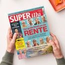 Schräg fotografierte Zeitschrift „SUPERillu“ mit rotem und türkisfarbenem Cover, die von zwei Händen gehalten wird. Sichtbare Texte: „PFLEGE – Jetzt möglichen Pflegegrad prüfen und beantragen“, „BEN ZUCKER – Er hat sein Herz verschenkt“, „Der große Streit um die RENTE“, „Die neue Gefahr aus der Luft“ und „Ostsee: Wo unsere Promis Urlaub machen“; mehrere Porträts und eine Küstenaufnahme sind abgebildet.