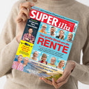 Weibliche Person im beigen Strickpullover hält eine schräg fotografierte Zeitschrift mit türkis-rot-gelbem Cover. Sichtbare Texte: „SUPERillu“, „PFLEGE – Jetzt möglichen Pflegegrad prüfen und beantragen“, „Ben Zucker – Er hat sein Herz verschenkt“, „Der große Streit um die RENTE“, „Die neue Gefahr aus der Luft“ und „Ostsee: Wo unsere Promis Urlaub machen“.