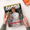 Tennis-Magazin „tennis MAGAZIN“ vor weißem Hintergrund, von zwei Händen gehalten. Das Titelbild zeigt einen männlichen Tennisspieler im weißen Strickshirt mit goldenem Pokal; sichtbar sind „SEIT 50 JAHREN DIE NR. 1“, „Goldjunge“, „Sinner schlägt Zverev im Wimbledon-Finale“, „GROSSE PLÄNE Saudi-Arabiens spektakuläre Stadion-Visionen“, „AUFSTEIGER Flavio Cobolli im Interview“ und „STRUFFS LAUF Mit 36 ins Viertelfinale von Wimbledon“.