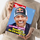 Eine Person im beigefarbenen Strickpullover hält ein schräg ausgerichtetes Magazin vor dem Oberkörper. Das Cover zeigt einen lächelnden Mann mit schwarz-weißer Red-Bull-Cap vor blauem Hintergrund; lesbar sind „Titanic“, „DAS ENDE“, „Lars »King« Klingbeil“ und „Macht er so die SPD wieder fit?“.