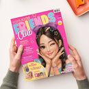 Von zwei Händen gehaltenes, pinkfarbenes „TOPModel FRIENDS Club“-Magazin mit glänzendem Cover und illustrativ dargestelltem weiblichem Charakter mit braunem Haar, großer lila Schleife und Schmuck. Sichtbare Texte: „Medienzeit“, „Beste-Freundinnen-Sommer“, „Neu im Club?“, „Deine EXTRAS“, „Über 150 Sticker und viele Ausmalbilder“, „Postkarten“, „2 Poster“, „Malen“, „Gewinnen“ und „Tierisches Wissen“.