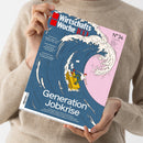 Weibliche Person im beigefarbenen Strickpullover hält ein schräg abgebildetes Wirtschaftsmagazin mit blauem und rosafarbenem Cover. Sichtbar sind eine große Welle, eine gelbe Plattform mit einer gezeichneten Person sowie die Texte „Wirtschaftswoche“, „Generation Jobkrise“, „Portfolio: ... Faktor-ETFs als Absicherung?“, „Maschinenbau“ und „Sozialbetrug“.