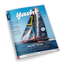 Schräg fotografiertes Magazincover „YACHT“ mit einem schwarzen Rennkatamaran und hohem Mast auf blauem Meer unter blauem Himmel; gelbe, rote und türkise Linien sowie weiße Sponsorenaufschriften sind auf den Segeln erkennbar. Sichtbare Texte: „Ostsee-Perlen“, „Bordstrom“, „Bootsporträts“, „Bois Neuve“ und „ClubSwan 125“; keine Person ist eindeutig erkennbar.