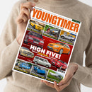 Eine Person in hellem Strickpullover hält ein schräg fotografiertes Magazin mit weißem Rand. Das Cover trägt die Texte „MotorKlassik“, „YOUNGTIMER“, „DIE KULT-KLASSIKER DER 70ER, 80ER UND 90ER“ und „HIGH FIVE! Warum Fünfzylinder besonders viel Spaß machen“ sowie mehrere Fotos klassischer Autos, darunter Chevrolet Camaro, Mercedes E 250 D, Ford Focus ST, Volvo 850 T-5R, VW Multivan, Audi RS2 und ein blaues Sportwagenmodell.
