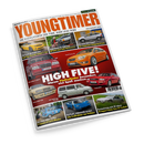 Schräg fotografiertes Cover der Zeitschrift „YOUNGTIMER“ mit dem Logo „Motor Klassik“, dem Untertitel „Die Kult-Klassiker der 70er, 80er und 90er“ und der Datumsangabe „Juli/August 2026“. Abgebildet sind mehrere klassische Fahrzeuge, darunter Chevrolet Camaro, Mercedes E 250 D, Ford Focus ST, Audi RS2, Volvo 850 T-5R, VW Multivan, ein blauer Kleinbus, ein blauer Sportwagen und ein weißer Pontiac Fiero GT Fastback; mittig ist eine männliche Person neben einem Fahrzeug zu sehen.